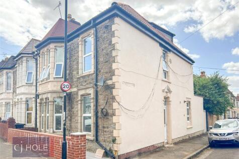 Charming semi-detached house with traditional s...