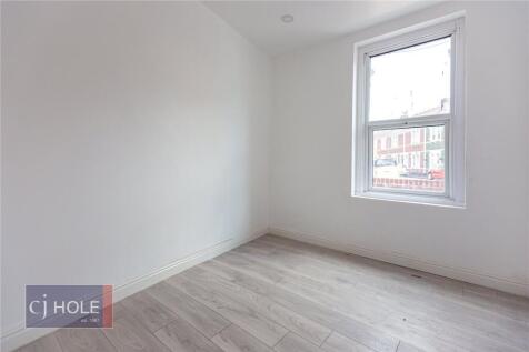Bright and clean single bedroom with fresh whit...