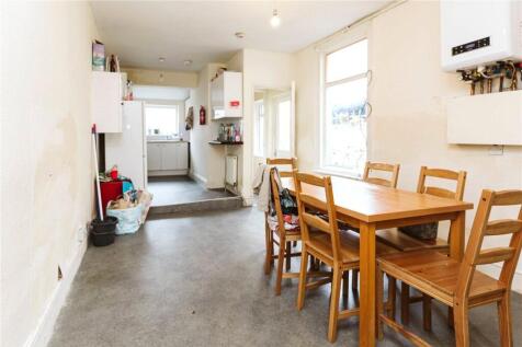 Bright and functional kitchen and dining area f...