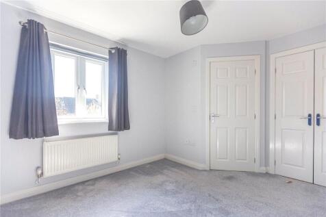 Bright and clean double bedroom with natural li...