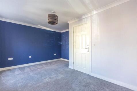 A clean and well-maintained double bedroom feat...