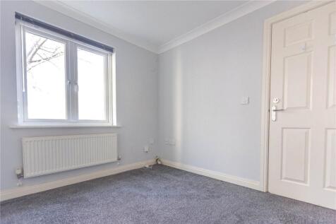 A clean, well-maintained single bedroom featuri...