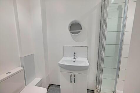 Bright and clean bathroom suite featuring a mod...