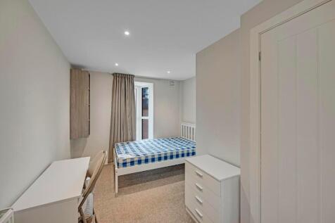 A tidy and well-maintained single bedroom featu...