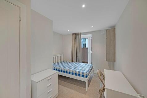 Bright and tidy single bedroom featuring a comf...