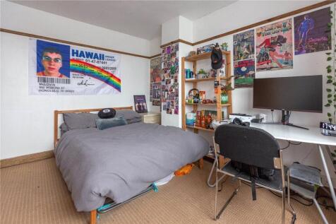 A cozy and well-kept double bedroom featuring a...