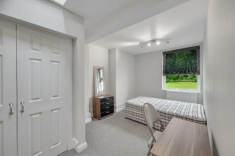A neat and well-maintained single bedroom featu...