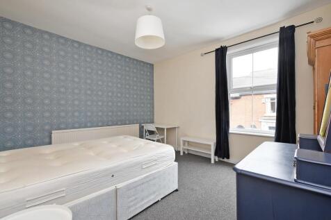 Bright and clean double bedroom featuring a lar...