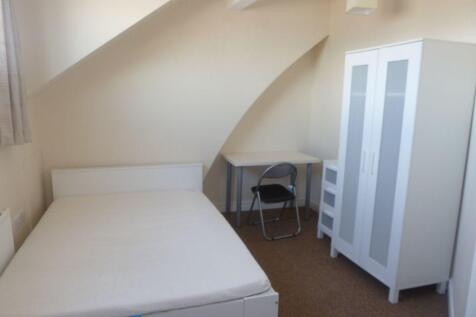 A neat and well-maintained single bedroom featu...