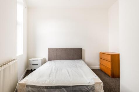 Bright and clean double bedroom featuring a com...
