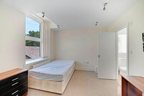 Bright and clean double bedroom featuring a com...