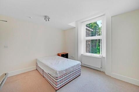 Bright and clean single bedroom featuring a com...