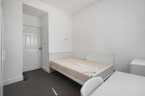A clean and simply furnished single bedroom wit...