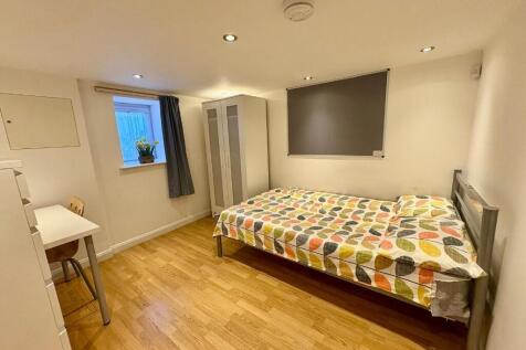 Bright and tidy double bedroom featuring a comf...