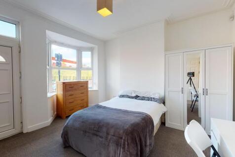 Bright and tidy double bedroom featuring a comf...