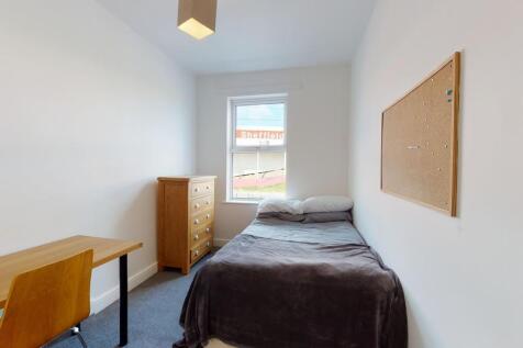 Bright and tidy single bedroom featuring a comf...
