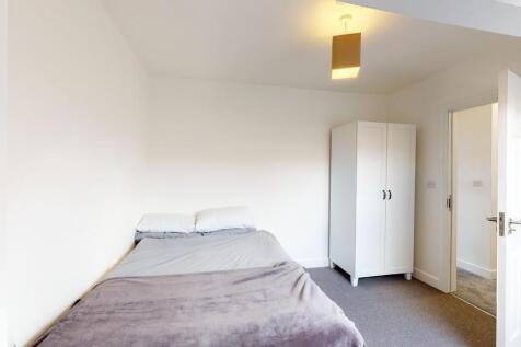 A tidy and bright single bedroom featuring a ne...
