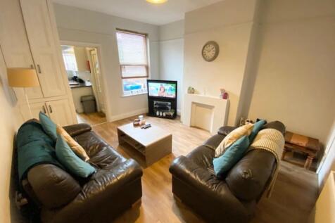 A cozy and well-maintained living room featurin...