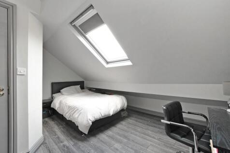Bright and clean single bedroom with modern flo...