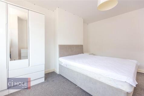 A clean and well-maintained double bedroom feat...