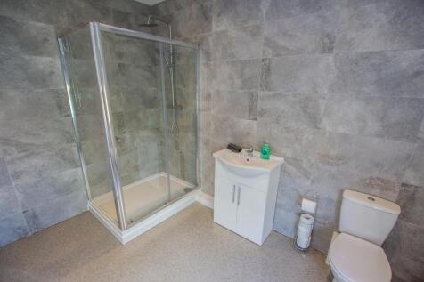 A modern bathroom suite featuring a spacious wa...