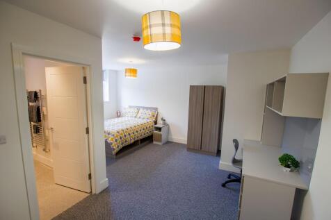 Bright and tidy single bedroom featuring a comf...