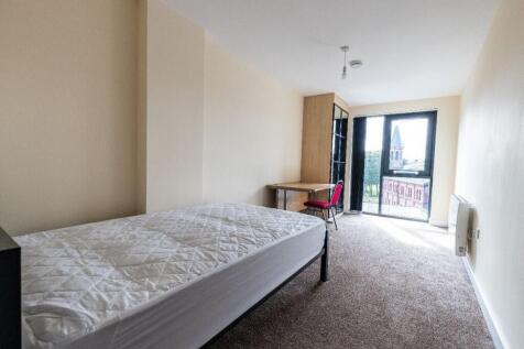Bright single bedroom featuring a comfortable b...