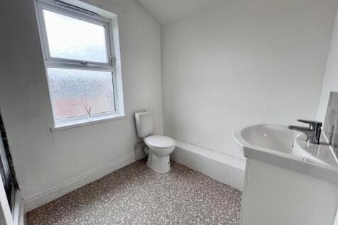Bright and clean bathroom suite featuring a spa...