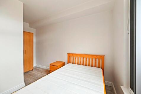 A neat and bright single bedroom featuring a wo...