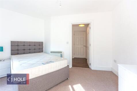 Bright and clean double bedroom featuring a com...