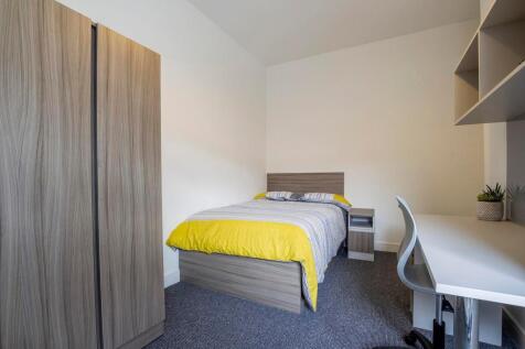 Bright and tidy single bedroom featuring a comf...