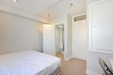 Bright and clean double bedroom featuring a com...