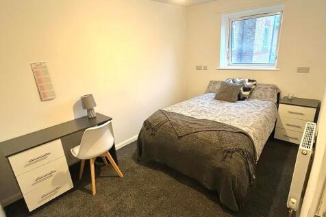 Cozy and well-kept bedroom with a comfortable s...