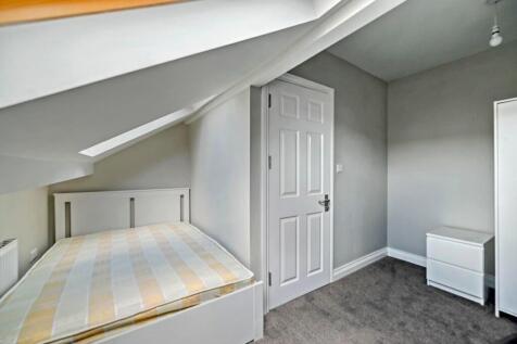 Bright and tidy single bedroom featuring a comf...