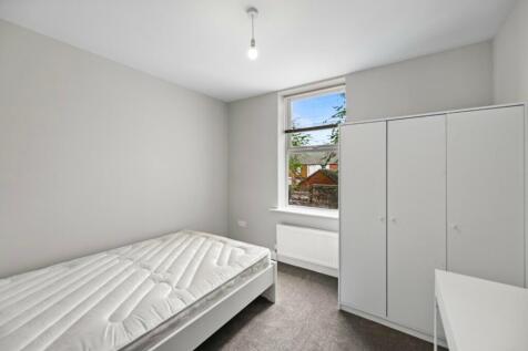 A clean and well-maintained single bedroom feat...