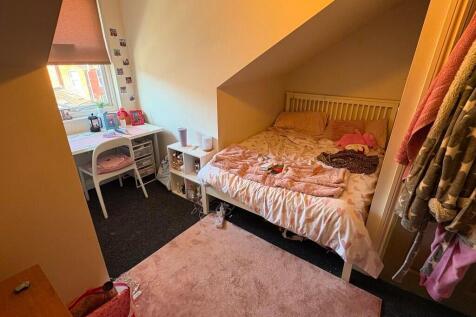 Cozy and well-lit single bedroom with a comfort...