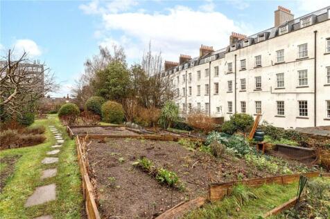 Spacious and well-maintained communal garden ar...