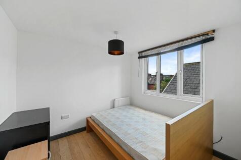 Bright and clean single bedroom with a large wi...