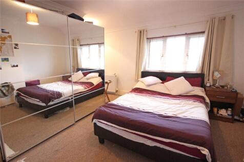 A cozy double bedroom featuring a comfortable b...