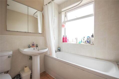 Bright and clean bathroom suite featuring a ful...