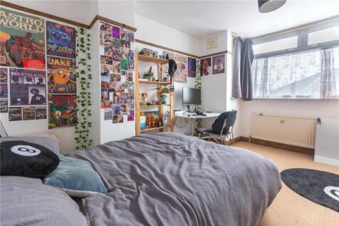 A cozy double bedroom featuring a comfortable b...