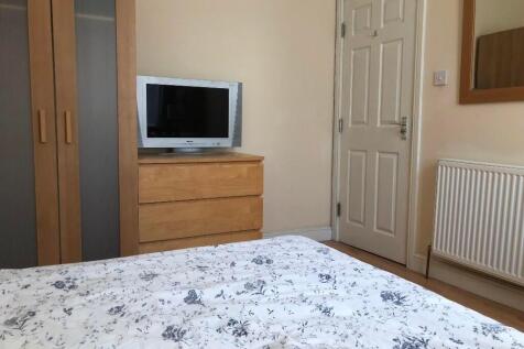 A cozy double bedroom featuring a comfortable b...