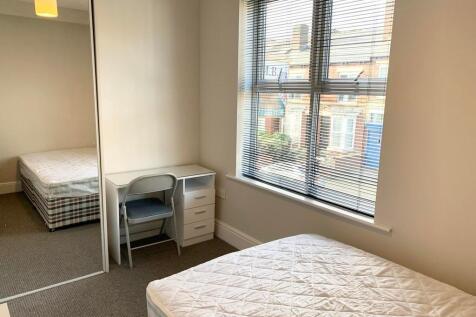 Bright and tidy double bedroom featuring two be...