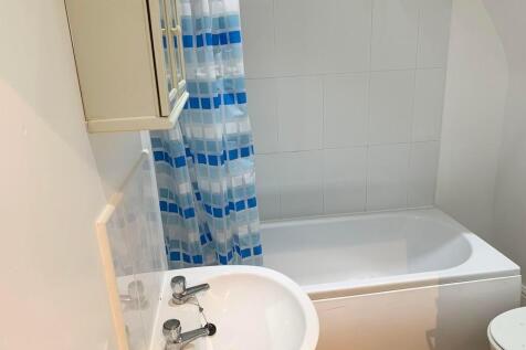 A clean and well-maintained bathroom suite feat...