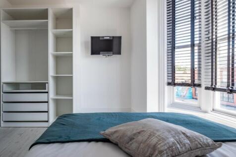 This inviting double bedroom features ample nat...
