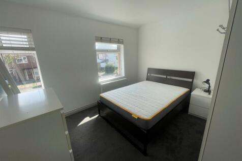 This inviting double bedroom features ample nat...