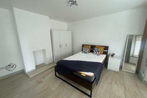 This inviting double bedroom features a comfort...