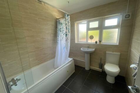 A beautifully maintained bathroom featuring a s...