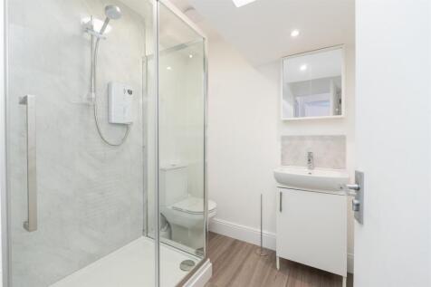 Bright and modern bathroom suite featuring a sp...