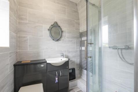 A modern and well-maintained bathroom suite fea...
